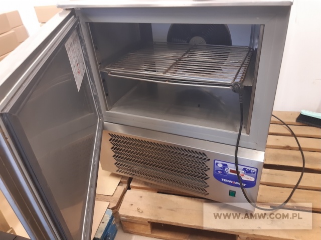 Wyposażenie i sprzęt kuchenny - pakiet zawierający 16 poz. asort. (wg oddzielnego wykazu), w tym m.in.: krajalnica pieczywa, schładzarka szokowa, pakowarka próżniowa itp. 